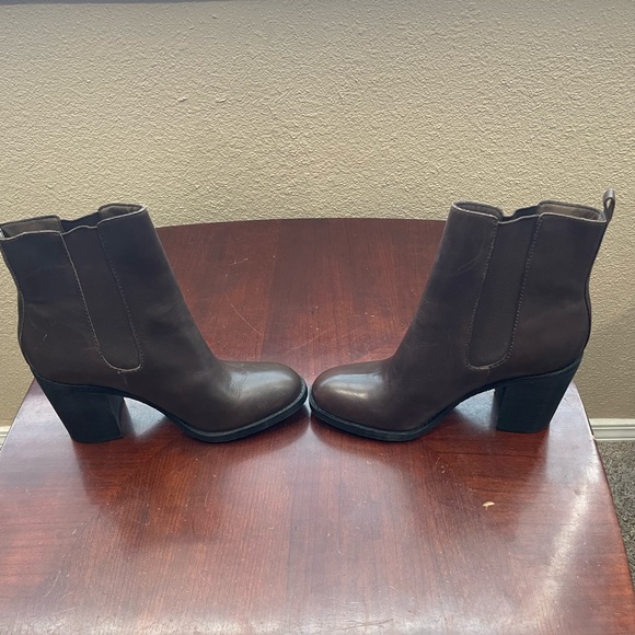 NEW Calvin Klein Maggie Chelsea Boots Heel Size 10 - Picture 4 of 10